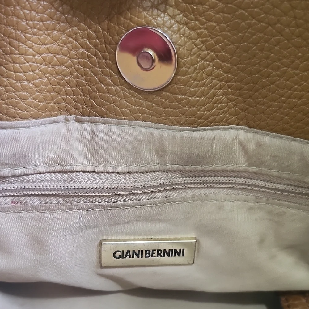 Gianibernini Sophisticated Brown Shoulder Bag with Structured Design